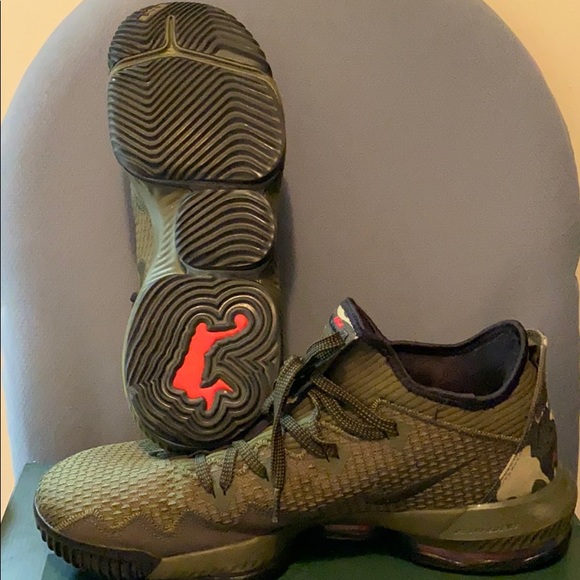 selling Lebron XVI LOW - Picture 2 of 3